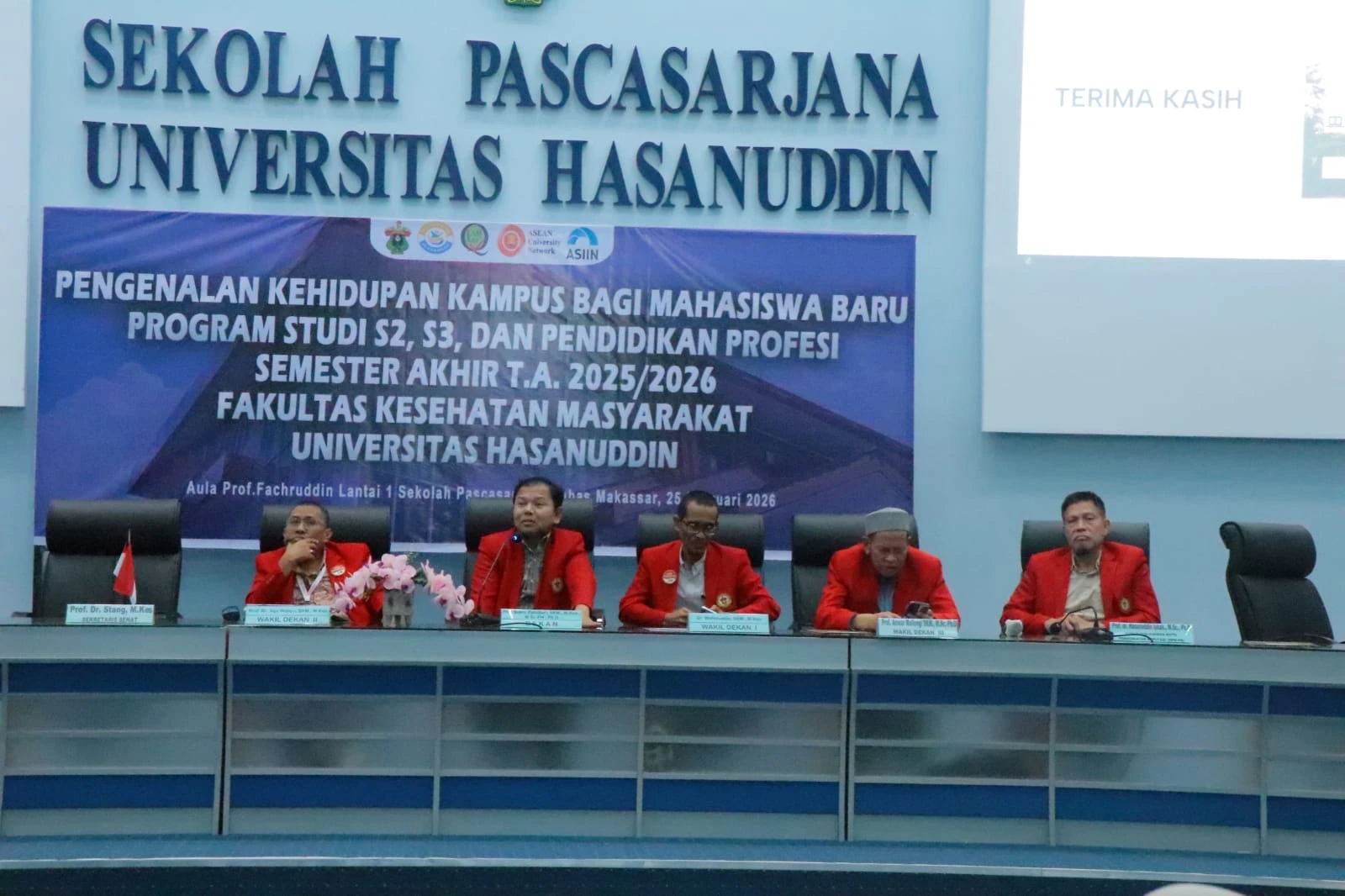 Jajaran pimpinan Fakultas Kesehatan Masyarakat Universitas Hasanuddin memimpin kegiatan PKKMB Pascasarjana Semester Akhir 2025/2026 di Aula Prof. Dr. Ir. Fachruddin, Sekolah Pascasarjana Universitas Hasanuddin, Makassar, Rabu (25/2/2026), menandai penerimaan resmi 194 mahasiswa baru Program S2, S3, dan angkatan perdana Pendidikan Profesi Dietisien sebagai bagian dari penguatan pendidikan kesehatan masyarakat berstandar internasional.